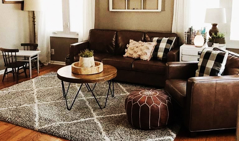 Коричневый диван: особенности и правила сочетания в интерьере, советы